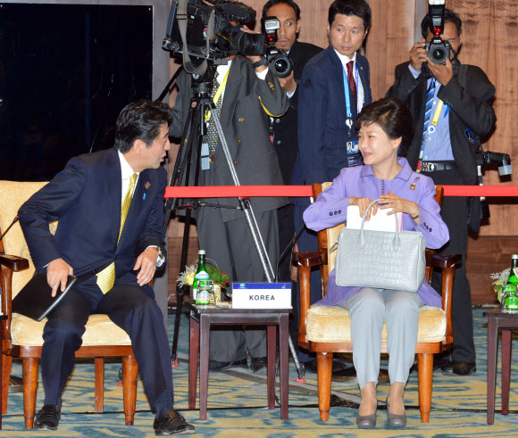 8일 오전 발리 소피텔호텔에서 열린 APEC 남태평양 도서국 정상들과의 대화에서 아베 일본 총리가 박근혜 대통령에게 말을 건네고 있다.  연합뉴스