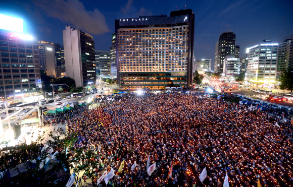 지난 8월 14일 서울광장에서 열린 국정원 대선개입 규탄 7차 범국민대회 참석자들이 촛불을 들고 있다. 서울신문 포토라이브러리