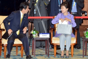 “아베총리, 박대통령에게 말걸어 수십초간 대화”
