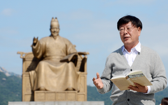 이상규 교수가 지난주 한글날을 앞두고 서울 세종로에 있는 세종대왕 동상을 배경으로 한글날이 23년 만에 공휴일로 재지정된 의미와 한글의 세계적 우수성 등을 설명하고 있다. 도준석 기자 pado@seoul.co.kr