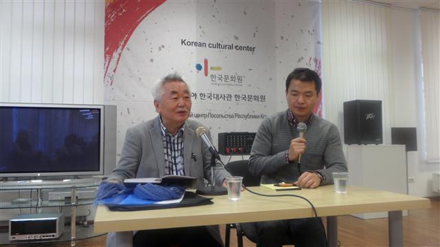지난 7일(현지시간) 러시아 모스크바 한국문화원에서 한국 독자들과 만난 아나톨리 김(왼쪽).