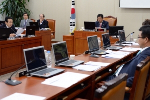 “증인 모욕주기 안 돼” vs “침묵의 국감 원하나”