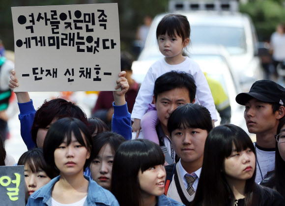 9일 오후 서울 종로구 중학동 일본대사관 앞에서 열린 수요집회에서 참가자들이 일본의 사죄를 촉구하는 메시지가 담긴 손팻말을 들고 있다. 연합뉴스