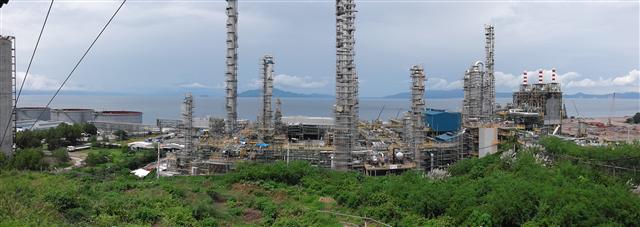 필리핀에 처음으로 건설되는 에틸렌 공장 바탄가스 ‘JG서밋NCC’ 건설 현장(아래). 대림산업은 공장 시험가동을 앞두고 있다.