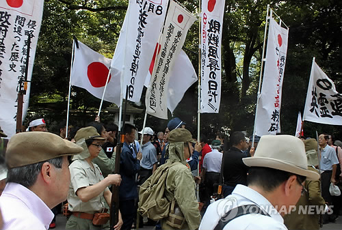 일본 도쿄도 지요다구 야스쿠니(靖國) 신사에서 옛 일본군 복장을 한 남성들이 행진을 하고 있다. 연합뉴스