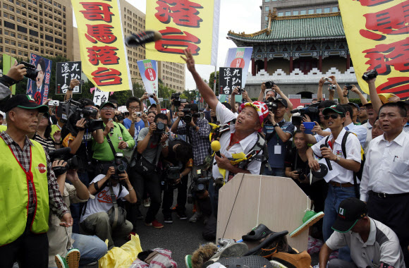 ‘국회 도청’ 마잉주 향해… 타이완 反정부 시위대 신발 투척 