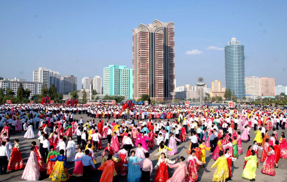 북한 노동당 창건 68주년을 맞아 10일 평양에서 열린 청년학생 무도회에서 북한 각지의 청년대표들이 춤을 추고 있다. 평양 조선중앙통신 연합뉴스