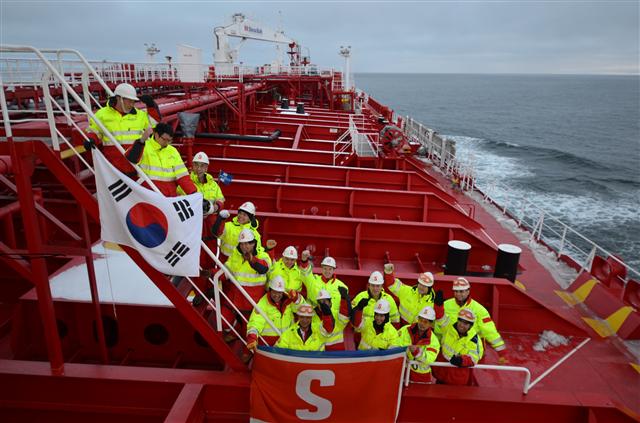 국내 연구원과 선원들이 11일(현지시간) 북극해항로의 끝인 베링해협을 지나며 갑판에서 태극기를 앞세우고 환호하고 있다.