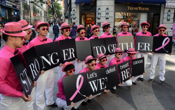 “유방암 함께 퇴치”… 남성들의 핑크리본 캠페인  