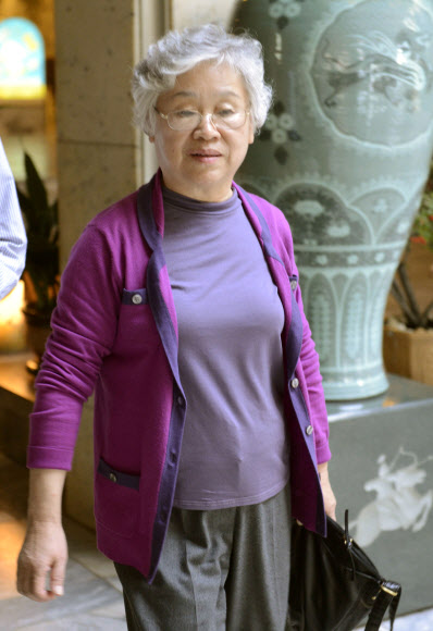 북한이 억류하고 있는 한국계 미국인 케네스 배(한국명 배준호)씨의 어머니 배명희씨가 11일 평양의 한 호텔 내부에서 걸어가고 있다. 평양 AP 연합뉴스