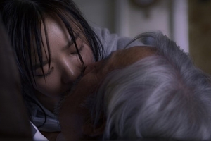 배슬기, 신성일과 키스하며…