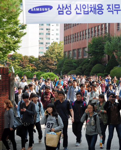 삼성직무적성시험(SSAT) 이 치뤄진 13일 강남구 대치동 단대부고 고사장에서 시험을 마친 응시자들이 나오고 있다. 이종원 선임기자 jongwon@seoul.co.kr