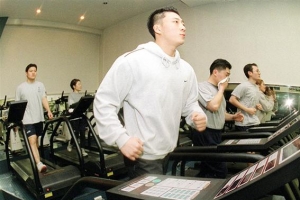 몸짱 욕심에 점심마다 헬스장 찾는 40대 김 부장님 사무실 가는 길… ‘미스 엘리’와 먼저 헤어지시죠