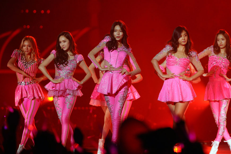 소녀시대가 12일(현지시간) 싱가포르 인도어 스타디움에서 열린  ‘2013 걸스 제너레이션 월드투어 걸스 앤 피스 인 싱가포르’무대에서 멋진 공연을 선보이고 있다. 싱가포르=신화/뉴시스