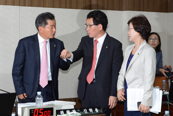 국정감사에서 유기홍 민주당 간사가 신학용 위원장에게 진행관련 항의를 하고 있다. 
