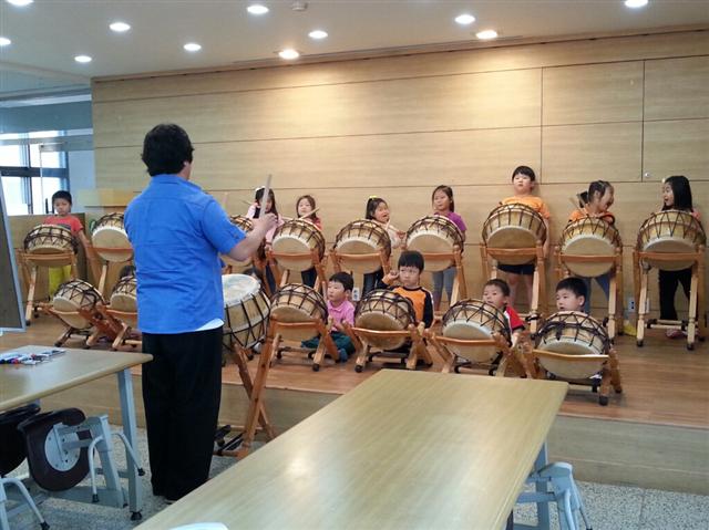 경기 김포시 수남초교 학생들이 담당 교사의 지시에 따라 북치는 연습을 하고 있다. 문화체육관광부 제공  