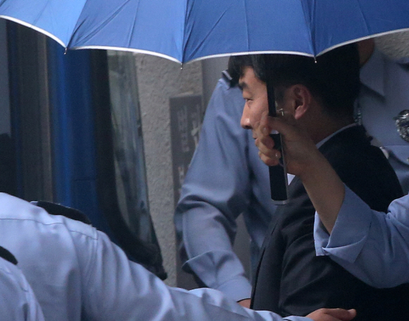 14일 내란음모 등 혐의로 구속기소된 이석기 의원이 첫 공판준비기일에 출석한 후 수원지법을 나서고 있다. 박지환 popocar@seoul.co.kr