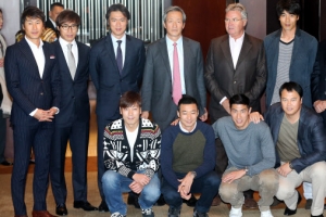 히딩크, 2002년 ‘4강 전사’들과 화기애애한 재회