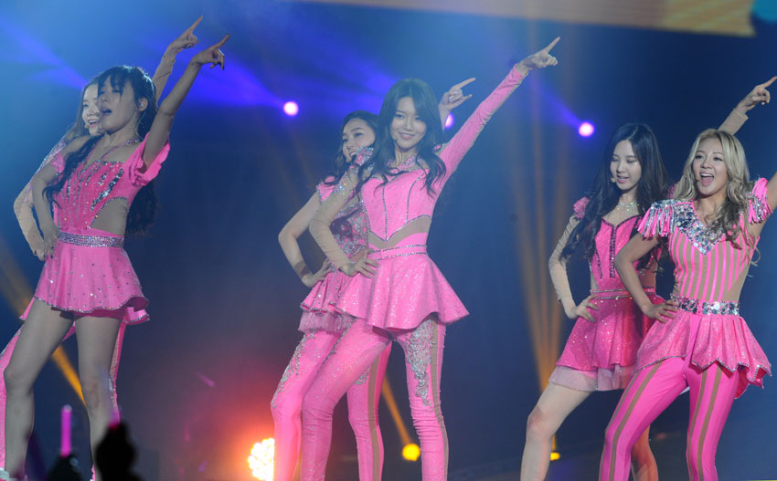 소녀시대가 12일(현지시간) 싱가포르 인도어 스타디움에서 열린  ‘2013 걸스 제너레이션 월드투어 걸스 앤 피스 인 싱가포르’무대에서 멋진 공연을 선보이고 있다. 싱가포르=신화/뉴시스