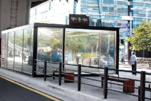 고가차도 밑  유리 도서관