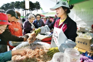 황포돛배 7척으로 분위기 띄우는 ‘새우젓 월드컵’