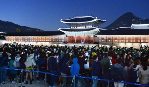 [포토]경복궁 야간개장에 몰린 인파