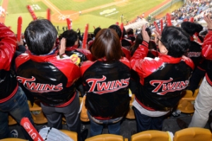 [프로야구] 잠실 물들인 유광점퍼  올 7000벌 가량 팔려