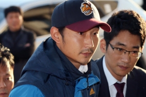 ‘술집 옆자리 손님 폭행’  축구 선수 이천수 입건