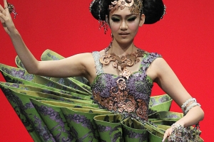 [싱가포르 패션위크] 독특한 분위기의 중국풍 컬렉션