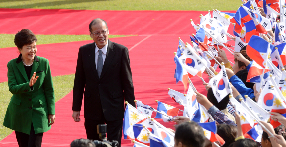 박근혜(왼쪽) 대통령과 베니그노 아키노 필리핀 대통령이 17일 청와대 대정원에서 의장대 사열을 받은 뒤 깃발을 흔드는 시민들을 바라보며 손을 흔들고 있다.  이언탁 기자 utl@seoul.co.kr