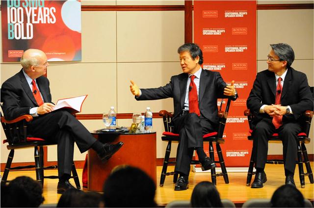 미국 보스턴대 경영대학교에서 열린 홈플러스 포럼에서 이승한(가운데) 홈플러스 회장이 케네스 프리먼(왼쪽) 경영대학장과 대담을 나누고 있다. 오른쪽은 이유택 보스턴 경영대 교수.  김정은 기자 kimje@seoul.co.kr