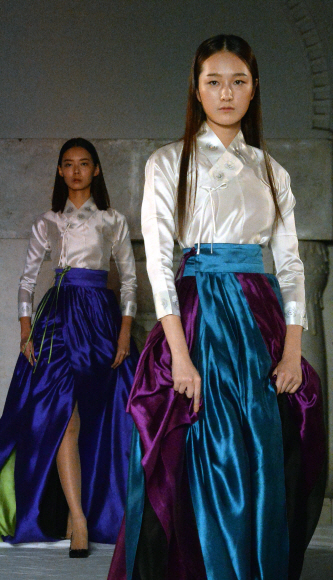 17일 ‘한복의 날’을 맞아 서울 중구 ‘문화역284’에서 열린 한복 패션쇼에서 모델들이 현대적 감각으로 다양하게 디자인된 한복을 입고 무대 위를 걷고 있다.  이종원 선임기자 jongwon@seoul.co.kr