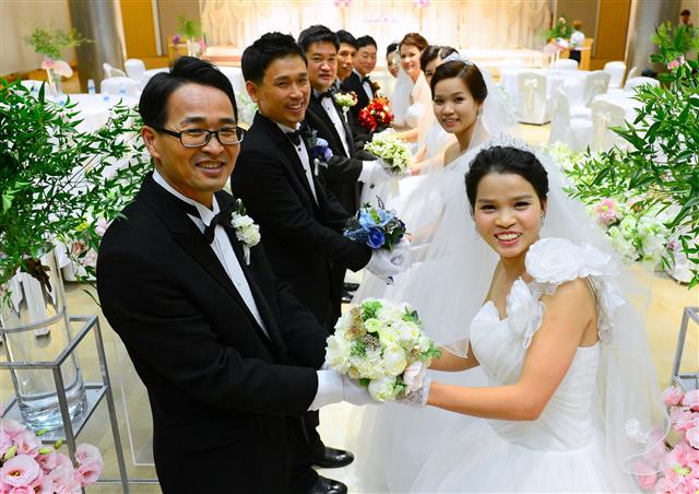 17일 서울 강남구 대치동 포스코센터에서 열린 결혼이주여성 합동결혼식에서 신랑·신부들이 기념촬영을 하고 있다. 오른쪽 두 번째가 김태희씨.  포스코 제공