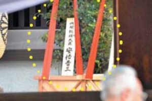 신사참배 대신 공물 봉납 ‘눈치 아베’