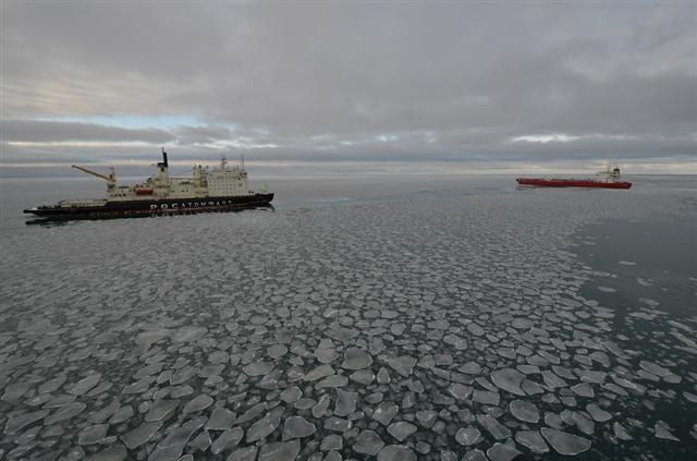 우리나라 선적의 유조선이 유럽을 연결하는 최단 항로인 북극항로 시범운행을 성공적으로 마쳤다. 동시베리아해의 얼음바다를 안내한 두 번째 쇄빙선 바이가치호(왼쪽)가 임무를 끝낸 뒤 러시아 항구로 돌아가고 있다.
