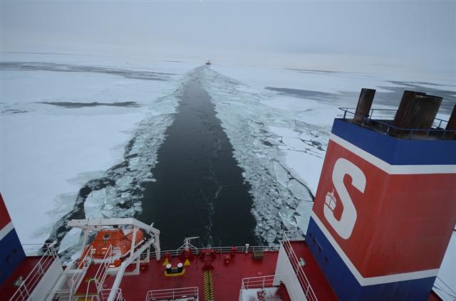 동시베리아해에서 쇄빙선이 만든 얼음 길을 뒤따르는 유조선.