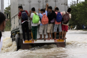 [포토갤러리] 태풍 강타 필리핀 강으로 변한 도로