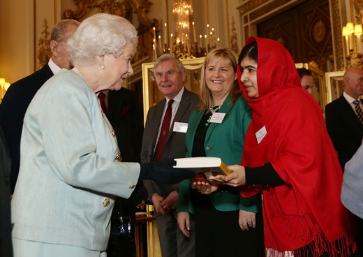 ‘탈레반 피격’ 여학생 말라라 유사프자이가 18일 버킹엄궁에서 열린 영연방 교육 및 청소년 리셉션에서 엘리자베스 영국 여왕에게 자신의 책을 증정하고 있다.