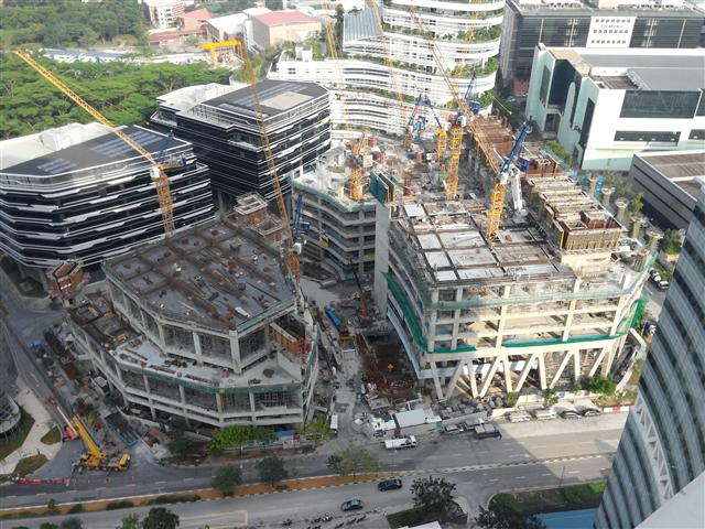 GS건설이 조성 중인 퓨저노폴리스 2A현장. 오른쪽 두 건물이 A동(앞쪽)이고 왼쪽이 첨단 장비가 들어갈 C동이다. 싱가포르 정부는 이곳을 정보기술(IT) 단지로 육성해 국가 성장 동력으로 활용할 계획이다.