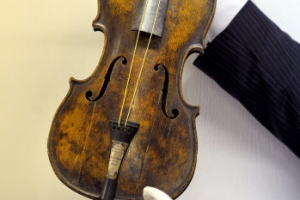 ‘타이태닉 바이올린’ 15억 5000만원에 낙찰