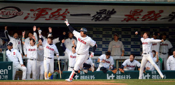 최준석(두산)이 20일 잠실구장에서 열린 프로야구 플레이오프 4차전 8회 LG의 추격을 따돌리는 1점 홈런을 터뜨린 뒤 1루로 달려가자 더그아웃의 동료들이 환호하고 있다. 5-1로 이긴 두산이 시리즈 전적 3승1패로 오는 24일 1차전을 시작하는 한국시리즈에 올랐다. 최승섭 기자 thunder@sportsseoul.com