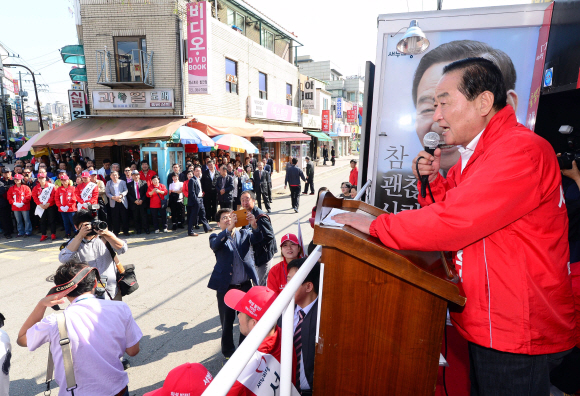 재·보궐선거를 열흘 앞둔 20일 경기도 화성시 향남읍 발안시장에서 새누리당 서청원(오른쪽) 후보가 지역경제 활성화를 위해 자신을 뽑아달라며 지지를 호소하고 있다. 정연호 기자 tpgod@seoul.co.kr