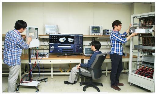 지난 5월 삼성전자가 공개한 경기 수원시 디지털시티 DMC연구소의 5세대 이동통신 실험 모습. 보안 시설인 네트워크 실험실을 공개한 것은 이례적이다. 삼성전자 제공