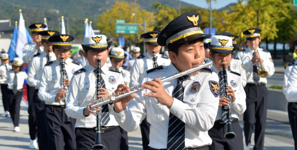 경찰 어린이 기악대의 축하 퍼레이드