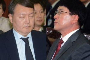 윤석열 “지검장에 보고…수사초기부터 외압” 조영곤 “한밤 사적대화중 보고서…결론 안내”