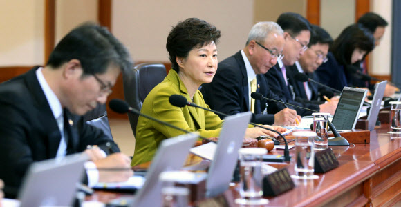 박근혜 대통령이 22일 청와대에서 열린 국무회의에서 모두발언을 하고 있다.  연합뉴스