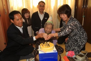 홀몸노인 깜짝 파티… 가뭄에 단비 같은 사랑