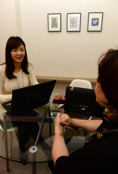25일 서울시내 한 결혼정보회사의 VIP 고객센터에서 커플 매니저가 자녀의 결혼 상대를 찾으려는 고객과 상담을 하고 있다.  손형준 기자 boltagoo@seoul.co.kr