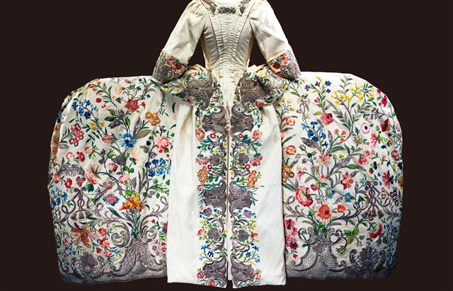 1740년대에 만든 영국식 실크 만투어(궁정 예복) 드레스. 양옆을 최대한 늘린 파니에 스커트의 극단적인 형태를 보여 준다. 투플러스북스 제공