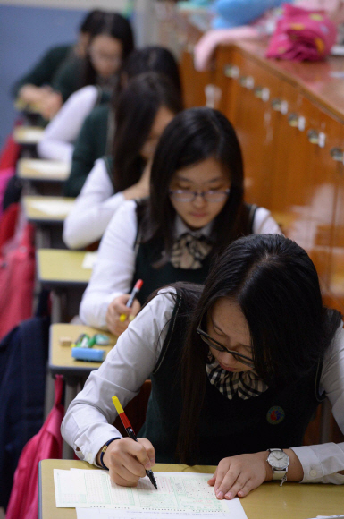 고3수험생들의 수능대비 전국최종모의고사가 치러지는 교실에서 서울 배화여고 고3 수험생들이 시험에 임하고 있다.